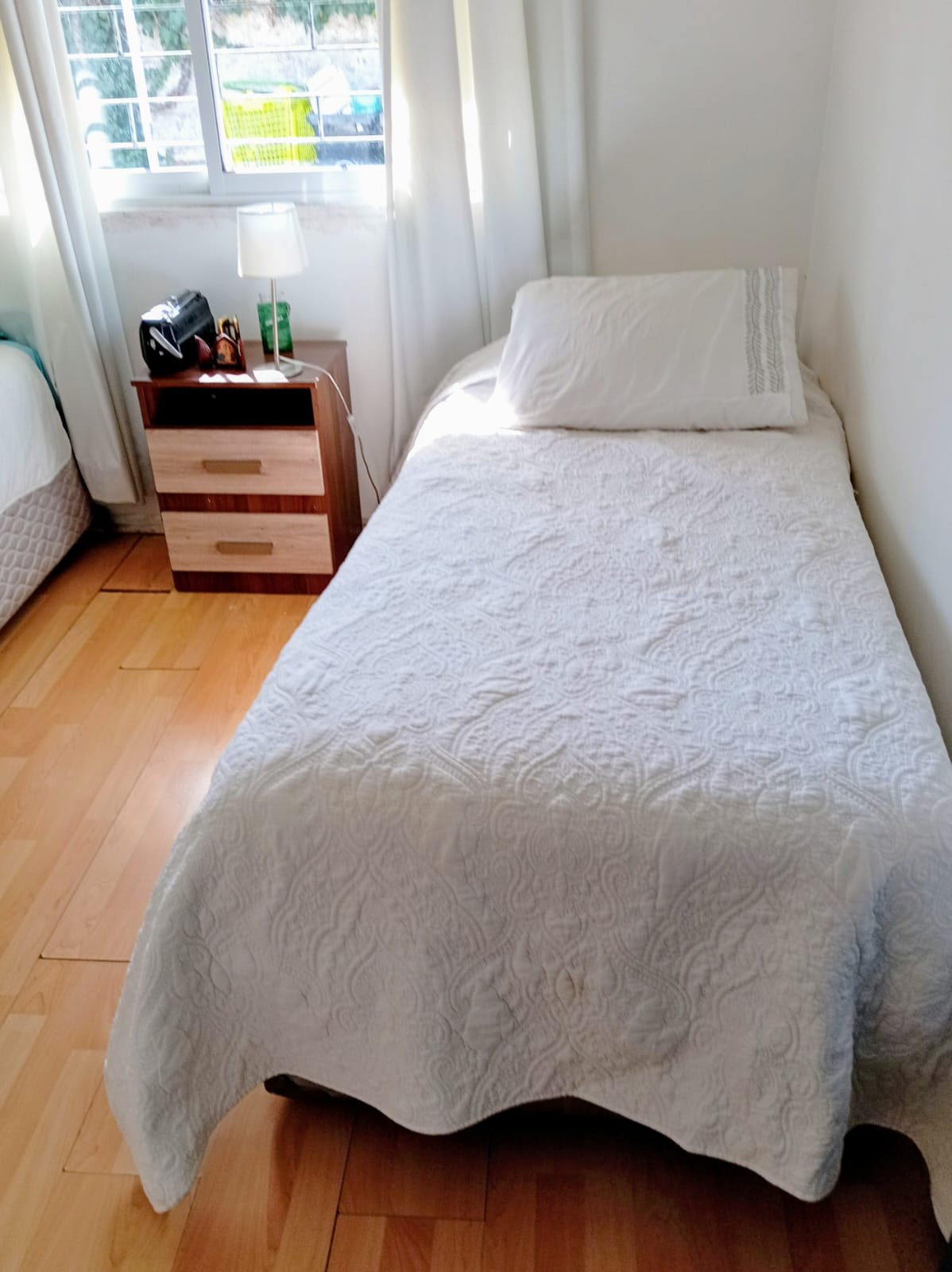 Piezas individuales y compartidas en casa de reposo de un piso en Vitacura