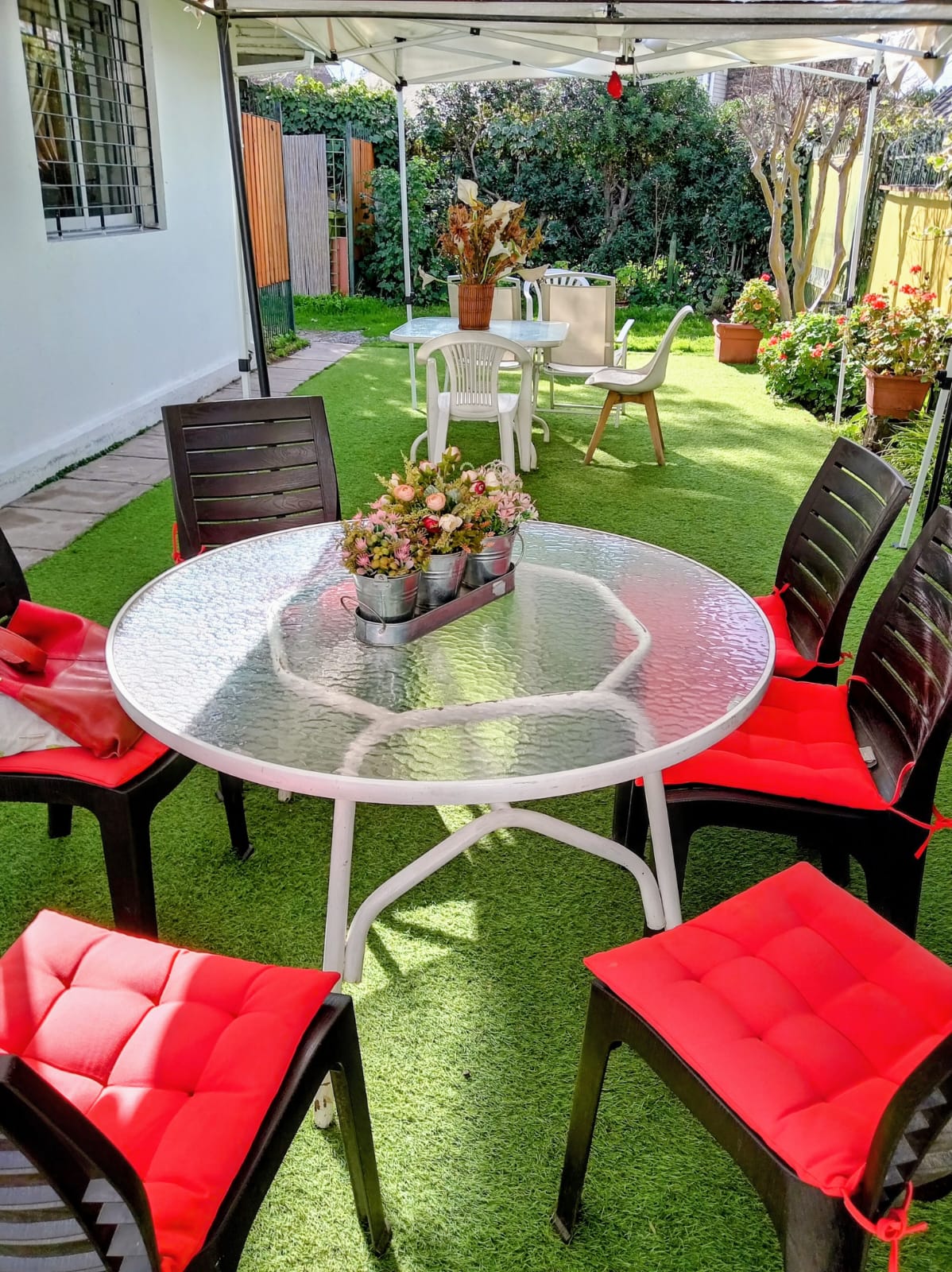 Terraza techada y jardín soleado en Hogar Teresita de Jesús, residencia de reposo en Vitacura