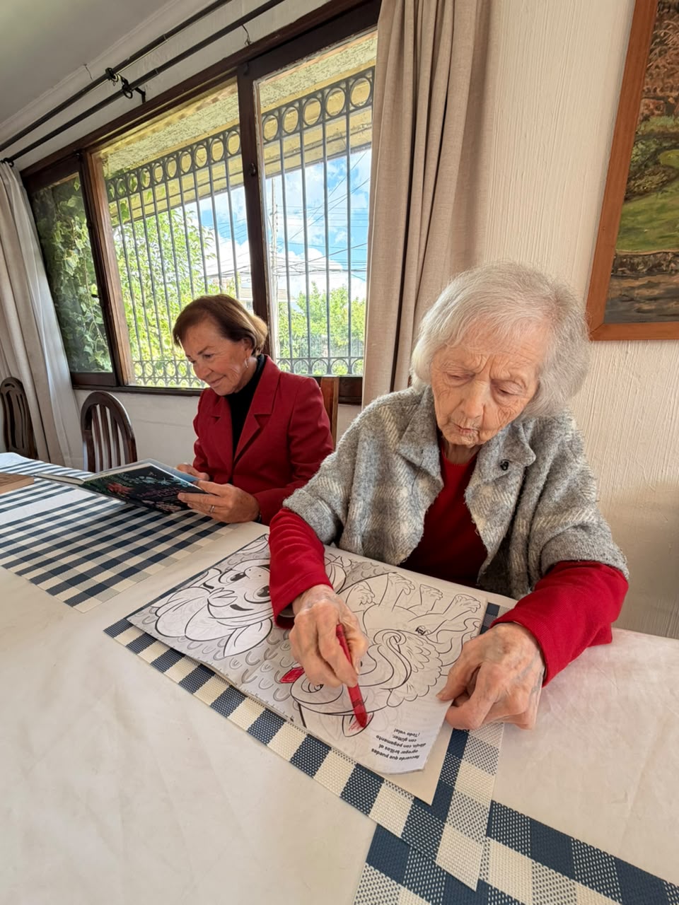 Residentes compartiendo lectura y actividades en nuestra casa de un piso en Vitacura
