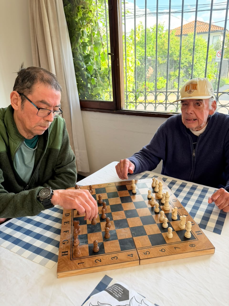 Partida de ajedrez y compañía activa en residencia de adultos mayores en Vitacura