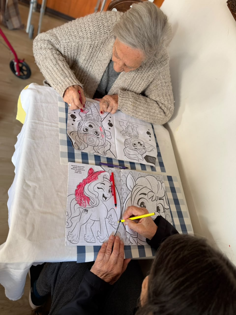 Taller artístico grupal en hogar de reposo para adultos mayores en Vitacura