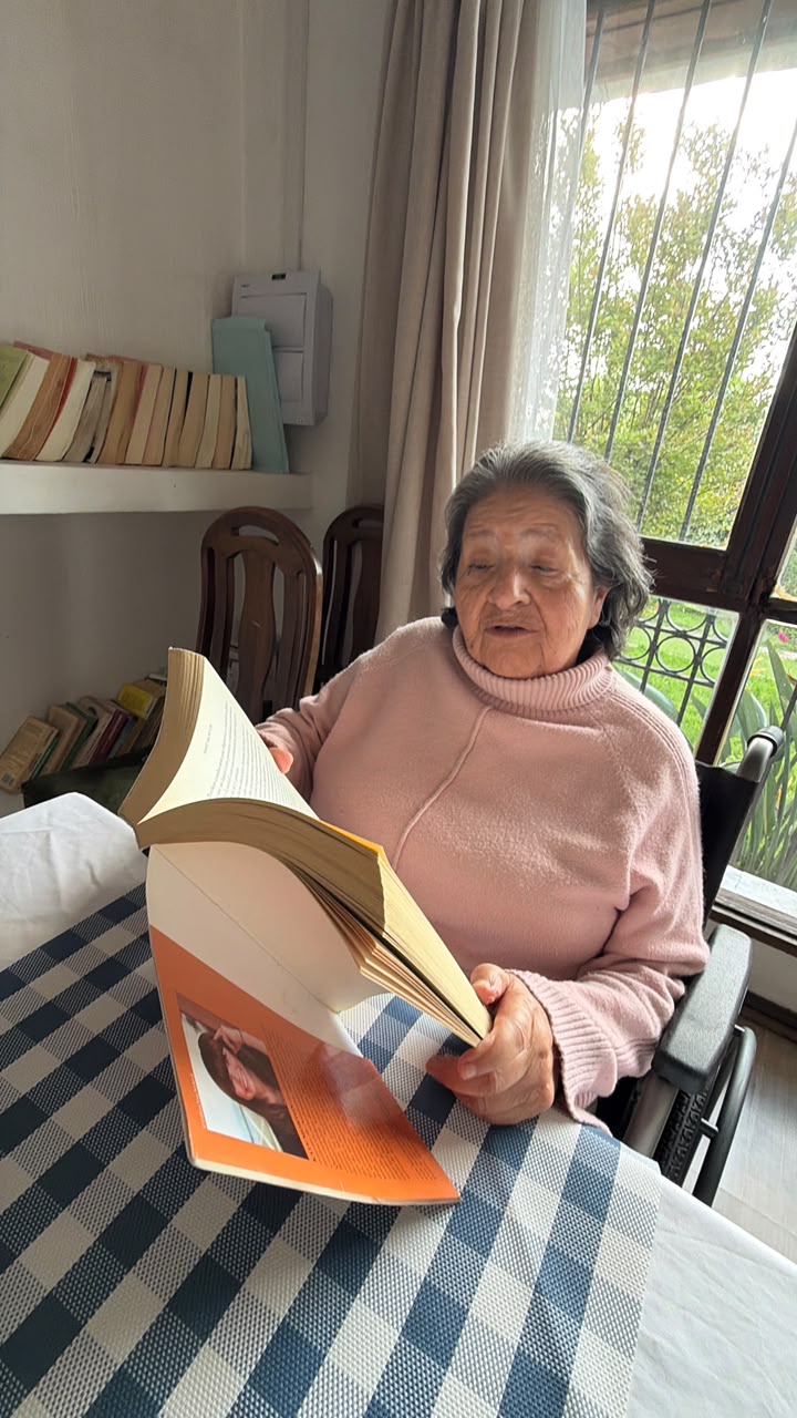 Rincón de lectura luminoso en Hogar de Reposo Teresita de Jesús, Vitacura